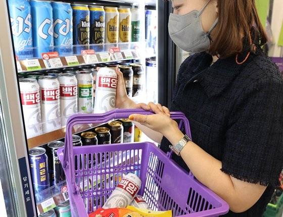 CU가 곰표, 말표에 이어 선보인 백양 맥주는 출시 5일만에 90%가 판매됐다. 사진 BGF리테일