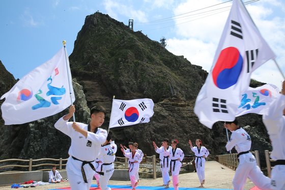 경북지역 체육인들이 독도에서 태극기를 흔들고 있다. [사진 경북도체육회]