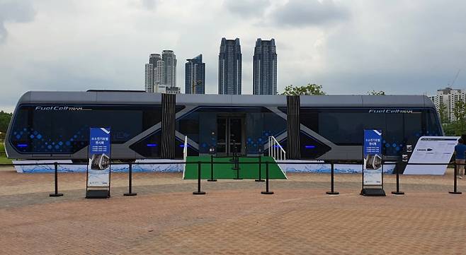 울산 태화강국가정원 만남의 광장에서 24일부터 사흘간 선보이는 ‘수소 트램’ │울산시 제공