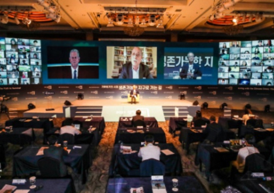 A Dialogue with Al Gore and Jeremy Rifkin Moderated by Choe Jae-chun: Former U.S. Vice President Al Gore and social theorist Jeremy Rifkin engage in a dialogue via videoconference moderated by Choe Jae-chun, chair professor at Ewha Womans University at the 2021 Kyunghyang Forum on the theme, “Living with the Climate Crisis: The Path to Survival” at Lotte Hotel in Sogong-dong, Jung-gu, Seoul on June 23. The 2021 Kyunghyang Forum, the sixth forum organized by the Kyunghyang Shinmun, presented lectures and discussions by figures who played a major role in bringing about the Paris Agreement, such as former UN Secretary-General Ban Ki-moon, along with domestic and international experts to seek responses and solutions to the climate crisis. Kwon Do-hyun