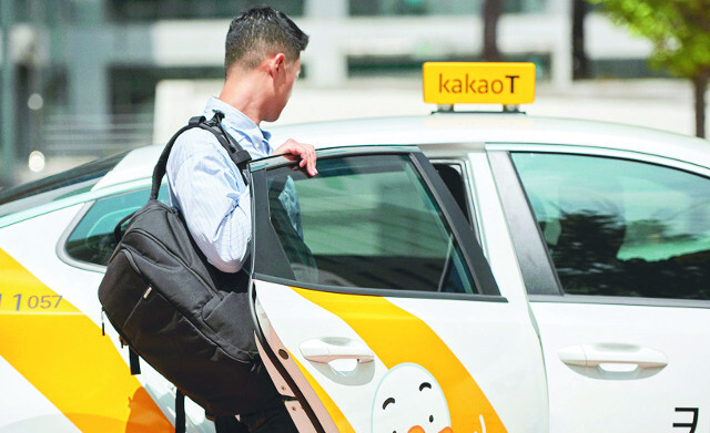 한 남성이 ‘카카오T 택시’ 차량에 탑승하고 있다. 택시 시장을 과점한 카카오택시조차 장거리 손님 중심으로 가려받는 일이 많아 제도 개선이 필요하다는 지적이다. 카카오모빌리티 홈페이지 캡처