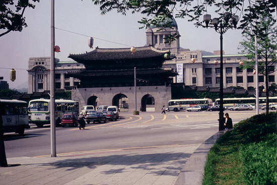 1990년대 조선총독부 건물 앞에 놓인 광화문의 모습 (사진 위키피디아ⓒProhibitOnions)