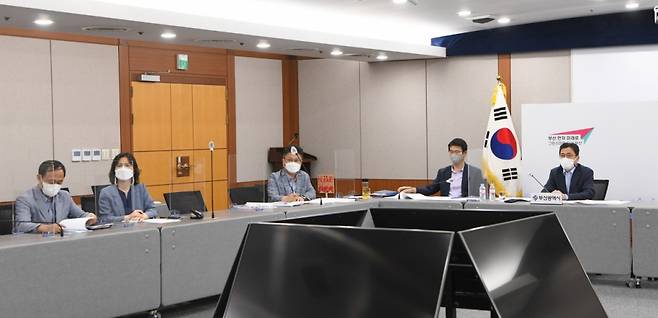 김윤일 부산시 경제부시장(오른쪽)이 24일 낙동강유역물관리위원회 회의를 하고 있다./사진제공=부산시