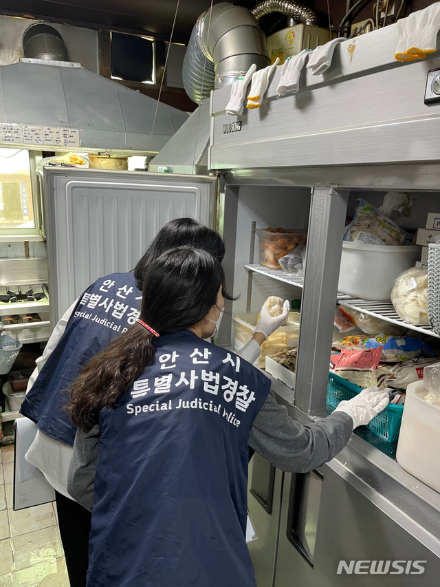 [안산=뉴시스]경기 안산시 특별사법경찰관들이 대부도 방아머리 일원 음식점에 대한 위생점검을 실시하고 있다.(안산시 제공)