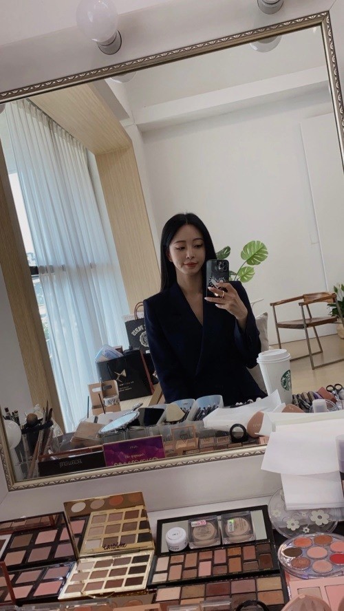 On Monday, Han Ye-seul posted a picture on his personal Instagram story, in which Han Ye-seul is pictured taking a Makeup University mirror selfie.A famous store coffee placed on the Makeup stand stands out.Han Ye-seul has been actively delivering news on SNS recently.The netizens commented on I believe in my sister, Yesterday is also good, and today is good.Meanwhile, Han Ye-seul said, We will respond to the spread of false facts about various rumors that have recently emerged.