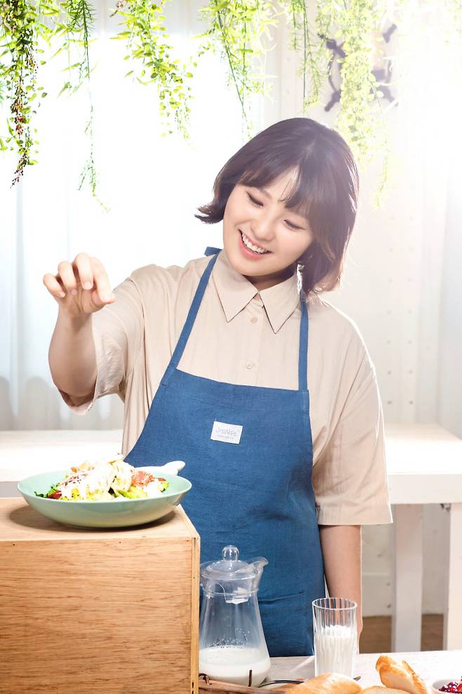 개그우먼 권미진은 KBS ‘개콘’ 코너 ‘헬스걸’을 통해 50kg 감량에 성공하고 10년째 유지 중이다. 그는 출산, 육아와 함께 세 번째 저서인 ‘유지어터 권미진의 먹으면서 빼는 다이어트 레시피’를 발간했다. 사진 길벗