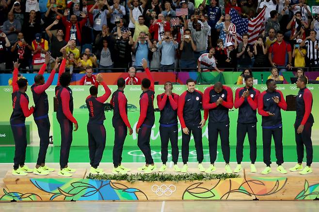 2016리우올림픽에서 금메달을 딴 미국 남자농구 대표팀 선수들이 시상대 위에 올라 관중의 환호에 답하고 있다. 게티이미지코리아