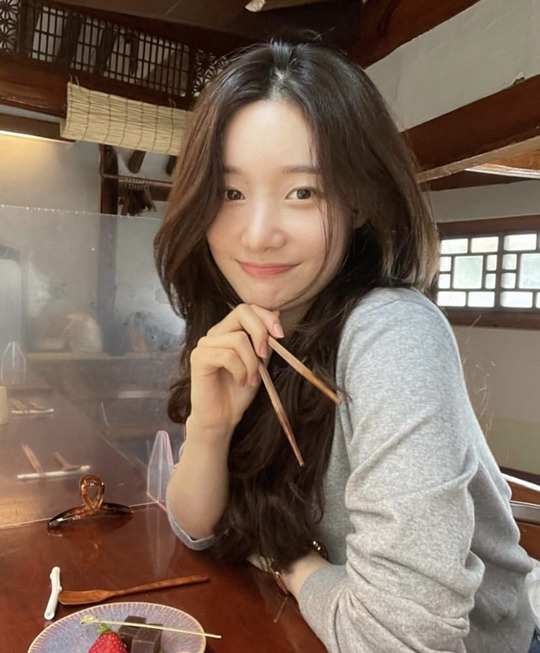 On the 24th, Jung Chae-yeon posted two photos on his instagram without any comment.In the open photo, Jung Chae-yeon is staring at the camera with a wooden chopsticks in the restaurant and showing a pure-hearted appearance.Jung Chae-yeon, who dressed in a long wave hair and dressed in a simple attire, caught the eye with a perfect visual.The netizens who watched this responded to the Beautiful looks of Jung Chae-yeon, such as I am so beautiful, I am so beautiful, and How can I not love Jung Chae-yeon?On the other hand, Jung Chae-yeon will appear in KBS2 drama Yeonmo scheduled to air in the second half of the year.Wind Moe is a secret court romance drama that takes place when a child who was born as twins and abandoned only because she was a girl becomes a tax collector through a man due to the death of Orabi Seson.Photo L. Jung Chae-yeon SNS