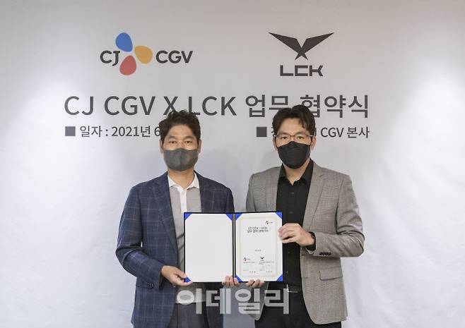 CJ CGV 허민회 대표(왼쪽)와 LCK 오상헌 대표가 업무 협약을 체결한 뒤 포즈를 취하고 있다. (사진=LCK 제공)