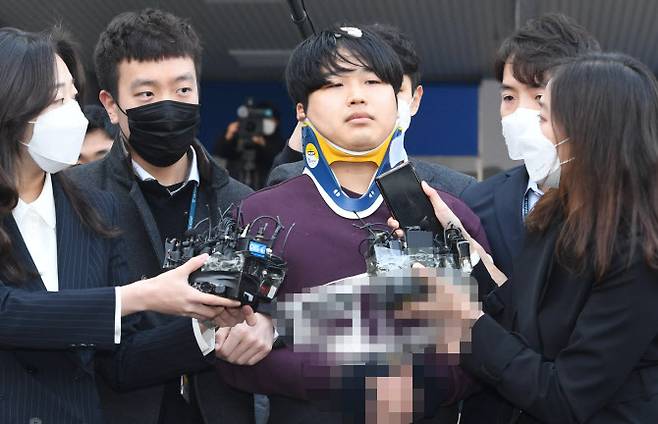 조주빈이 지난 3월 25일 서울 종로경찰서에서 검찰로 송치되고 있는 모습.(사진=연합뉴스)