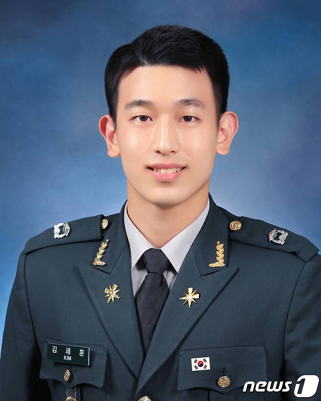 25일 육군 학사사관 제66기 및 간부사관 제42기 통합임관식에서 대통령상을 받는 김세훈 소위 (육군 제공) © 뉴스1