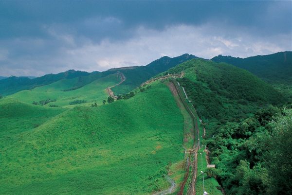 The DMZ Plain in the central front 초원으로 변해버린 중부전선 비무장지대, 끝없이 이어진 DMZ 남방한계선 철조망(왼쪽이 북한, 오른쪽이 남한)ⓒ 최병관