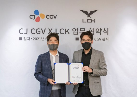 업무 협약을 맺고 기념 사진을 찍고 있는 CJ CGV 허민회 대표(왼쪽)과 LCK 오상헌 대표