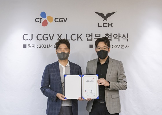 CJ CGV 허민회 대표(왼쪽)와 LCK 오상헌 대표(제공=LCK).