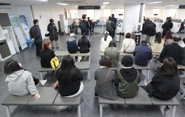 3월 5일 서울 마포구에 있는 서울서부고용복지센터에 실업급여를 신청하려는 구직자들이 순서를 기다리고 있다. 뉴스1