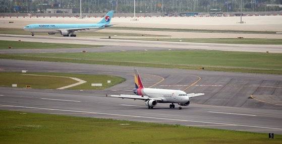 인천국제공항에서 여객기가 활주로에 착륙해 이동하는 모습. 연합뉴스