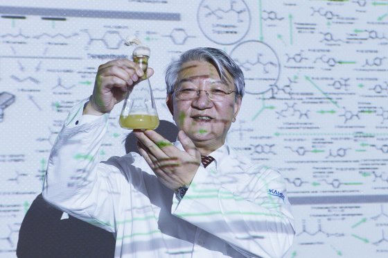 이상엽 교수가 미생물로부터 화학제품을 생산하는 모든 경로를 세계 최초로 총 정리한 '바이오 기반 화학물질 합성지도'를 설명하고 있다. 프리랜서 김성태