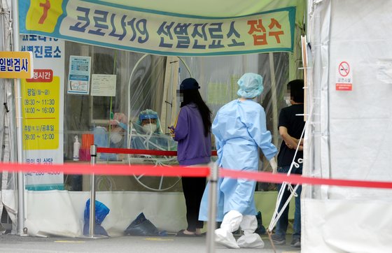 대전의 한 보건소에 마련된 신종 코로나바이러스 감염증(코로나19) 선별진료소을 찾은 시민들이 의료진에게 검사받고 있다. [프리랜서 김성태]