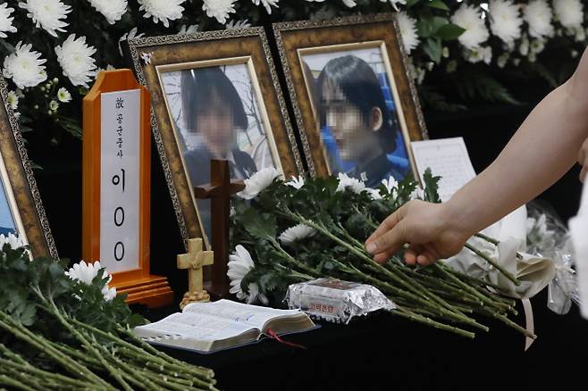 공군 성추행 피해 부사관 이모 중사의 지인들이 7일 경기 성남시 국군수도병원에 마련된 이모 중사의 분향소에서 조문을 하고 있다. / 권도현 기자