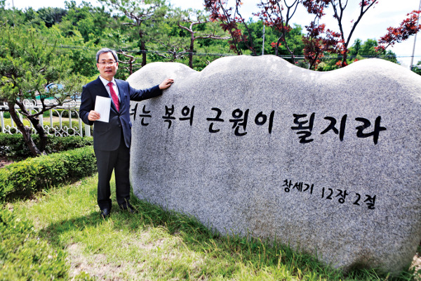 김삼환 여의도순복음김포교회 목사가 24일 경기 김포시 걸포로에 있는 교회 앞마당에서 한국교회 성령운동의 나아갈 방향에 대해 설명하고 있다.