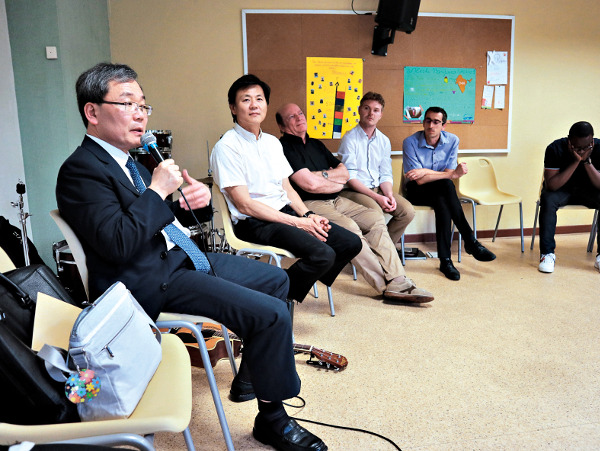 선교사들과 대화 나누는 김삼환 목사. 여의도순복음김포교회 제공