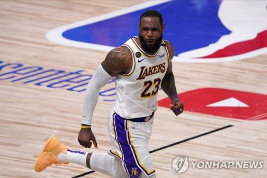 르브론 제임스는 미국프로농구(NBA) 플레이오프에서 5번이나 승부를 결정 짓는 버저비터를 터뜨려 최다를 기록 W중이다.