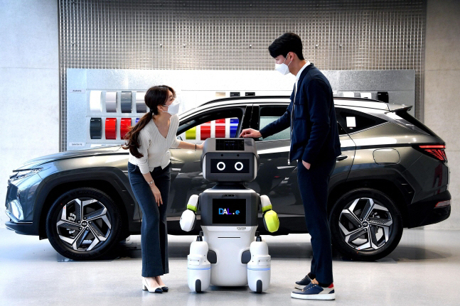현대차의 무인매장에서 로봇 '달이'가 고객들의 질문에 답하고 있다. [사진제공 = 현대자동차]