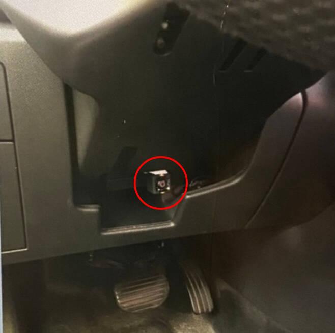 운전연수 강사 최모씨가 운전석 밑에 설치했던 불법촬영 카메라 /사진=이재희 변호사 제공