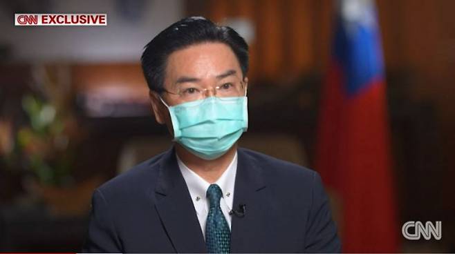 대만 외교장관인 우자오셰(吳釗燮) 외교부장이 24일(현지시간) 미 CNN 방송과의 인터뷰에서 대만이 중국과의 군사적 충돌에 준비돼 있어야 한다고 말하고 있다. [CNN 방송 화면 캡쳐]