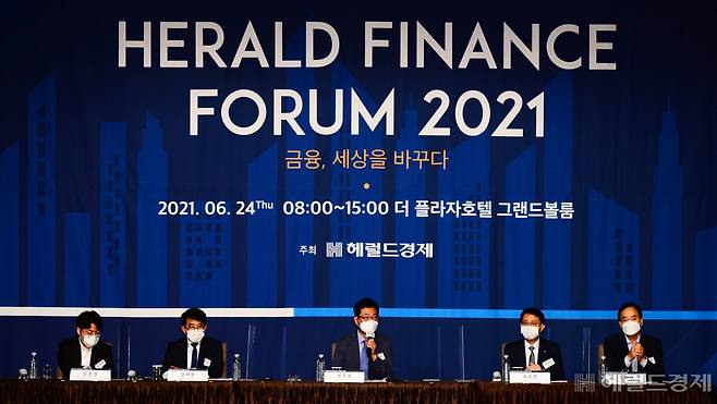 [헤럴드경제=박해묵 기자] 성주호 경희대학교 경영학 교수가 24일 서울 중구 더플라자호텔에서 '금융, 세상을 바꾸다'라는 주제로 열린 ‘헤럴드금융포럼 2021’에서 토론을 진행하고 있다.
