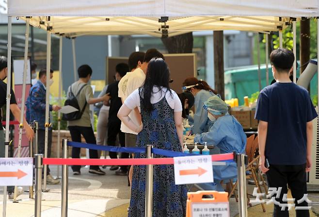 코로나 신규 확진자가 645명을 기록한 지난 23일 서울 강서구 선별진료소에서 시민들이 검사를 받기 위해 줄을 서고 있다. 이한형 기자
