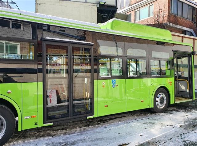 서울 서대문구가 지난 1월 서울시 자치구 가운데 처음으로 도입한 전기차 저상 마을버스의 모습. 전기차 마을버스는 배기가스를 배출하지 않을뿐더러 엔진 진동과 소음이 거의 없다.서대문구 제공