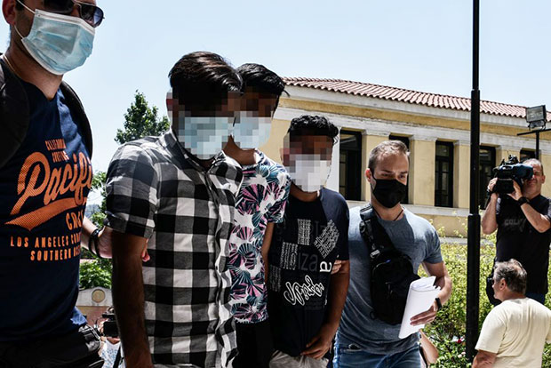 그리스에서 임산부를 상대로 한 집단 성폭행 사건이 발생했다. 24일 그리스 최대 일간지 ‘카티메리니’에 따르면 이날 아테네검찰은 25세 임산부를 집단 성폭행한 혐의로 파키스탄 국적자 3명을 기소했다.