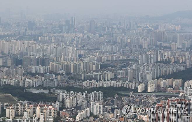 남한산성에서 내려다 본 서울 시내 아파트 단지 모습 [연합뉴스 자료사진]
