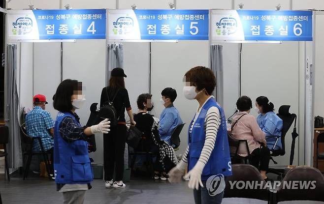 백신 접종받는 시민들 6월 23일 오전 서울 성북구 예방접종센터에서 시민들이 백신을 맞고 있다. [연합뉴스 자료사진]