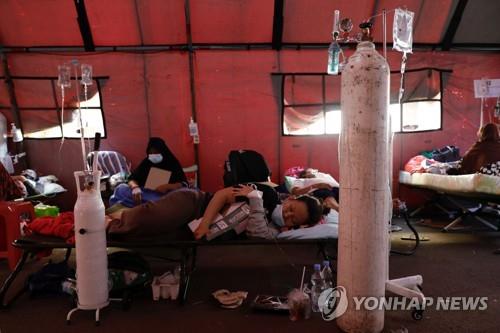 인도네시아 브카시 병원 앞마당에 설치된 코로나 텐트 병상 [로이터=연합뉴스]