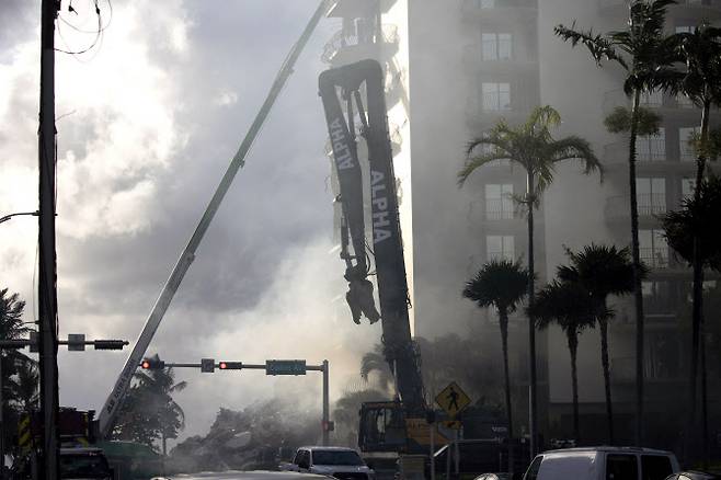 미국 플로리다주에서 24일 12층짜리 아파트가 갑자기 붕괴해 최소 4명이 사망했다(사진=AFP)