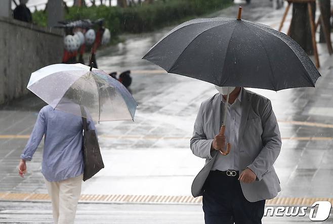 우산 쓴 채 걷고 있는 시민들(뉴스1 DB)