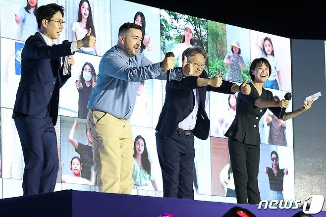 권칠승 중소벤처기업부 장관과 방송인 샘 해밍턴, 아나운서 조우종, 문지애가 24일 오후 서울 종로구 세운상가에서 열린 2021 대한민국 동행세일 개막식에서 득템 보탬 챌린지 안무를 따라하고 있다. 2021.6.24/뉴스1 © News1 조태형 기자
