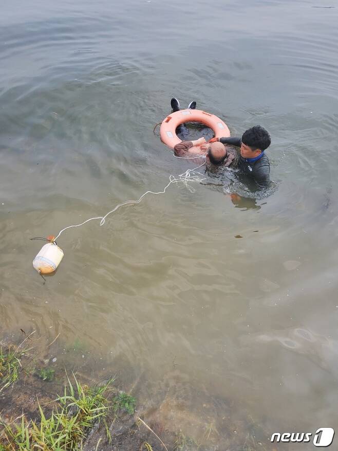 최진헌 소방장이 물에 빠진 50대를 구조하고 있다.© 뉴스1