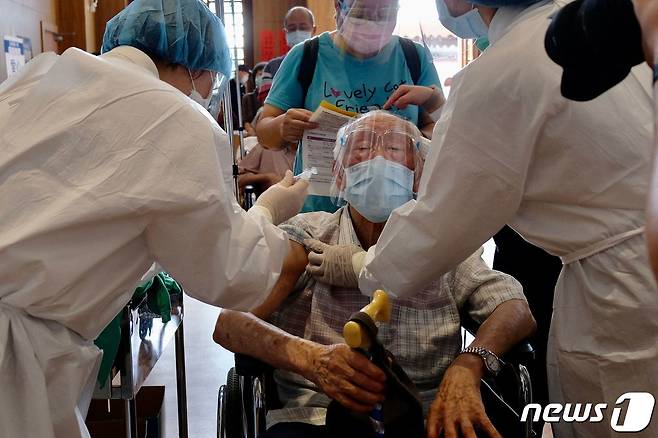 대만에서 코로나19 백신 접종이 이뤄지고 있다. © AFP=뉴스1
