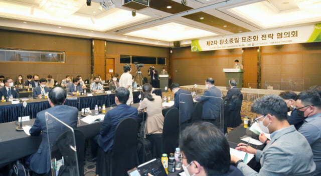 이상훈 산업통상자원부 국가기술표준원장이 25일 서울 양재동 더케이호텔에서 열린 제2차 탄소중립 표준화 전략 협의회에서 150개 탄소중립 표준화 아이템(안)을 발표하고 있다.