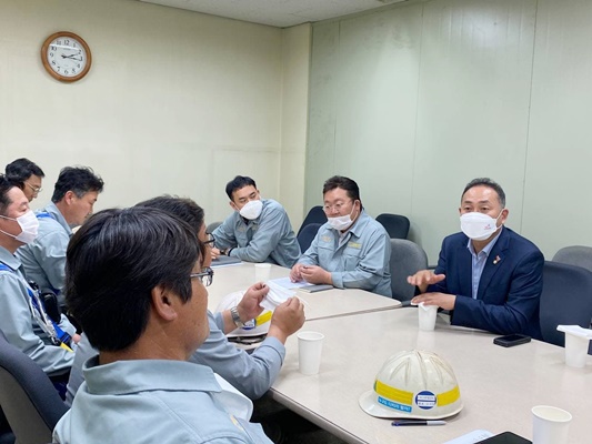 (우측)김원이 의원이 지난달 18일 영암 삼호산단 내 뿌리산업 기업인들과 간담회를 하는 등 뿌리산업 특화단지 지정을 위해 지속적인 노력을 해왔다. (사진=김원이 의원실 제공)