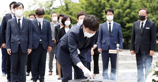 국민의힘 이준석 대표가 25일 경남 김해시 봉하마을 고 노무현 전 대통령 묘역에 참배하고 있다. 이 대표는 이날 노 전 대통령 부인 권양숙 여사를 만나“ 노 전 대통령에 대한 폄훼를 정치적 수단으로 사용하지 않겠다”고 했다. /연합뉴스