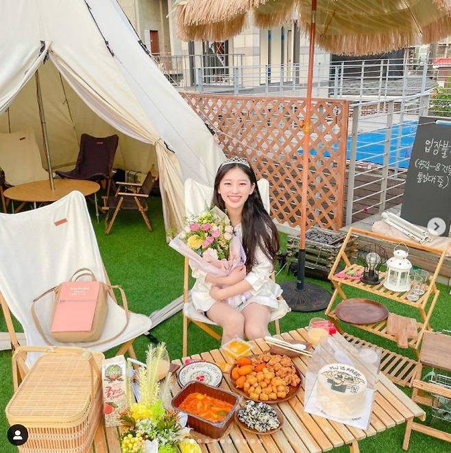 지난 2일 서울 마포에서 연 오현정(24)씨의 퇴사 파티. 회사 동료들이 축하 케이크와 꽃다발을 준비했다.