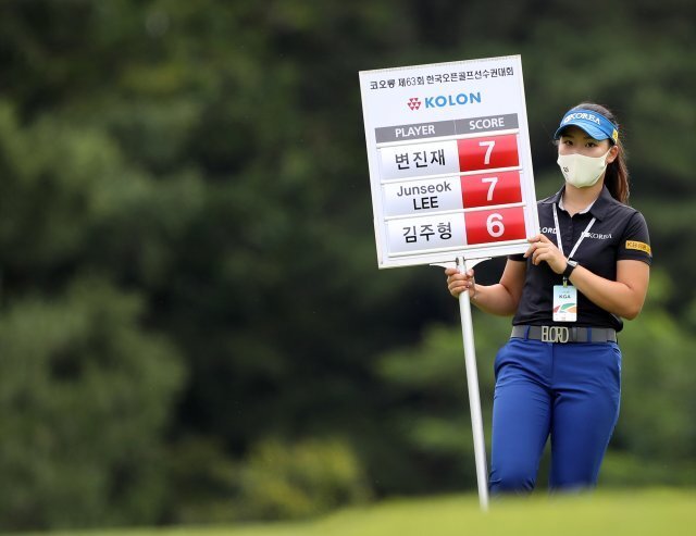 한국 골프 여자대표팀 선수들이 26일 충남 천안 우정힐스CC에서 열린 한국오픈골프대회에서 이동 스코어보드 자원봉사에 나섰다. 대한골프협회 제공