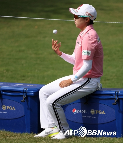 2021년 미국여자프로골프(LPGA) 투어 메이저 골프대회 KPMG 위민스 PGA챔피언십에 출전한 김효주 프로가 2라운드 15번에서 차례를 기다리는 모습이다. 사진제공=ⓒAFPBBNews = News1