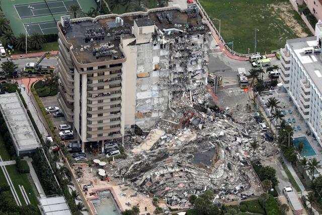 미국 플로리다주 마이애미데이드 카운티 서프사이드에서 24일 붕괴사고가 발생한 12층짜리 아파트를 공중에서 내려다본사진. 이 사고로 주민 4명이 숨지고 159명이 실종됐다. 서프사이드=로이터 연합뉴스