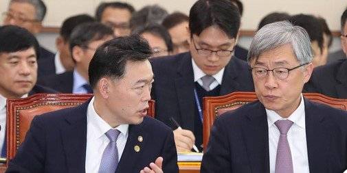 김오수 법무부 차관과 최재형 감사원장이 5일 오전 서울 여의도 국회에서 열린 법제사법위원회 전체회의에서 이야기를 나누고 있다. 뉴스1