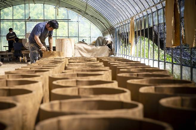 건조를 위해 기와를 쌓고 있는 김 제와장.